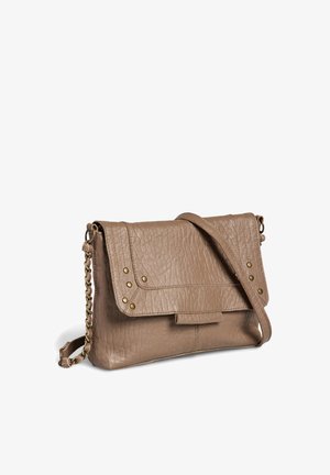 Sac bandoulière en cuir taupe avec rabat, clous décoratifs en laiton et détail chaîne sur la sangle, présenté sur fond blanc.