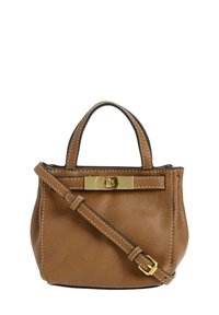 Petit sac à main en cuir marron avec une fermeture à tourniquet dorée, une bandoulière ajustable assortie et des poignées supérieures.