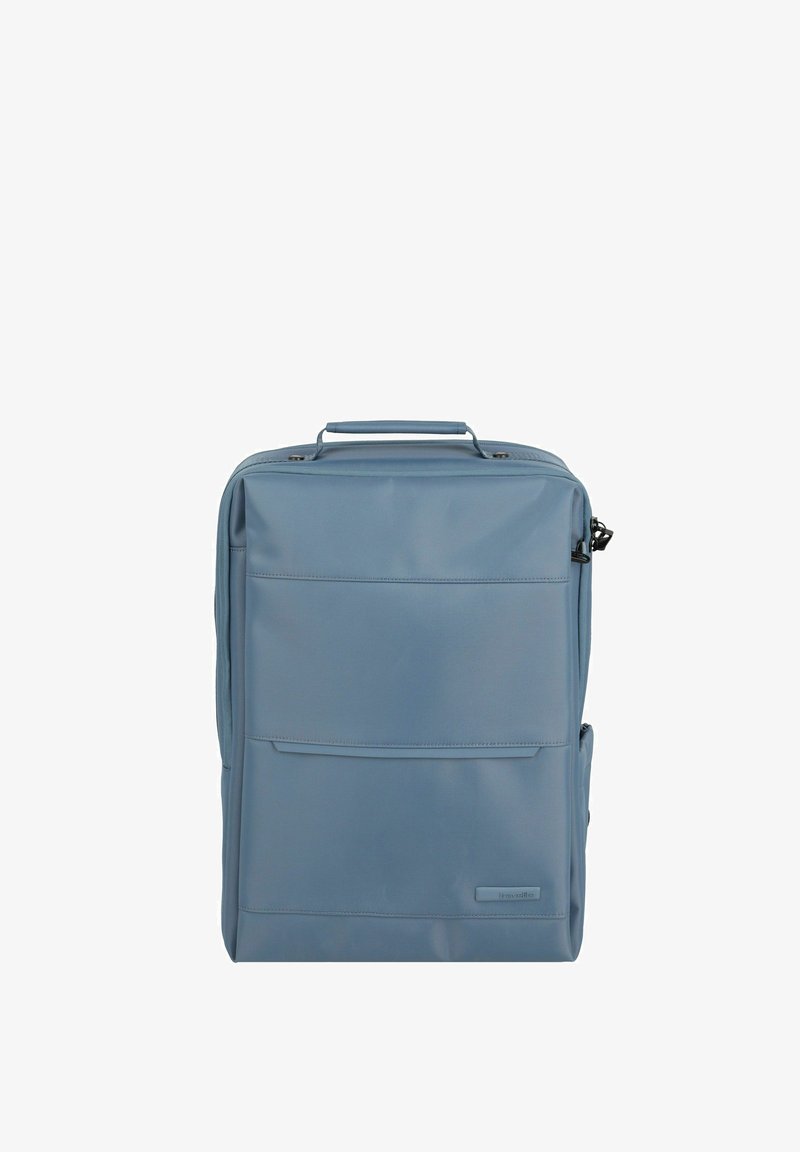 Blauwe nylon rugzak met een rechthoekige vorm. Bevat een voorzak, bovenhandvat en zijrits. Vlotte textuur met minimale accenten.