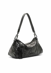 Zwarte, gewatteerde handtas gemaakt van glanzend materiaal met een gebogen vorm. Het heeft een ritssluiting, een verstelbare leren schouderband en metalen accenten.