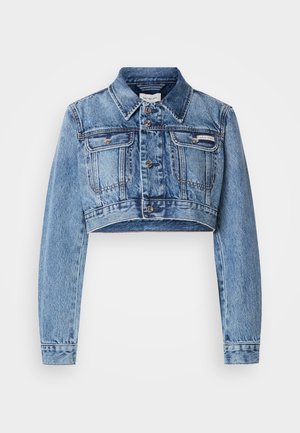 Lichtblauwe cropped denimjack met knopen aan de voorkant, twee borstzakken en een klassieke kraag. Kenmerkt subtiele vervaging en stiksels.