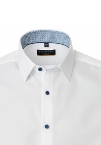 Witte slim fit overhemdd met blauwe knopen en een blauw patroon aan de binnenkant van de kraag, maat 39/40 M, merk Redmond.