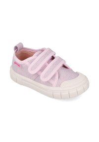 Zapatilla de lona rosa con un patrón texturizado, que cuenta con tres correas de gancho y bucle, una puntera redondeada y una gruesa suela de goma blanca.
