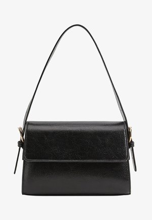 Musta käsilaukku, joka on valmistettu sileästä, teksturoidusta keinonahasta. Siinä on jämäkkä muoto, läppäkiinnitys ja yksi olkahihna. Kultaiset yksityiskohdat.