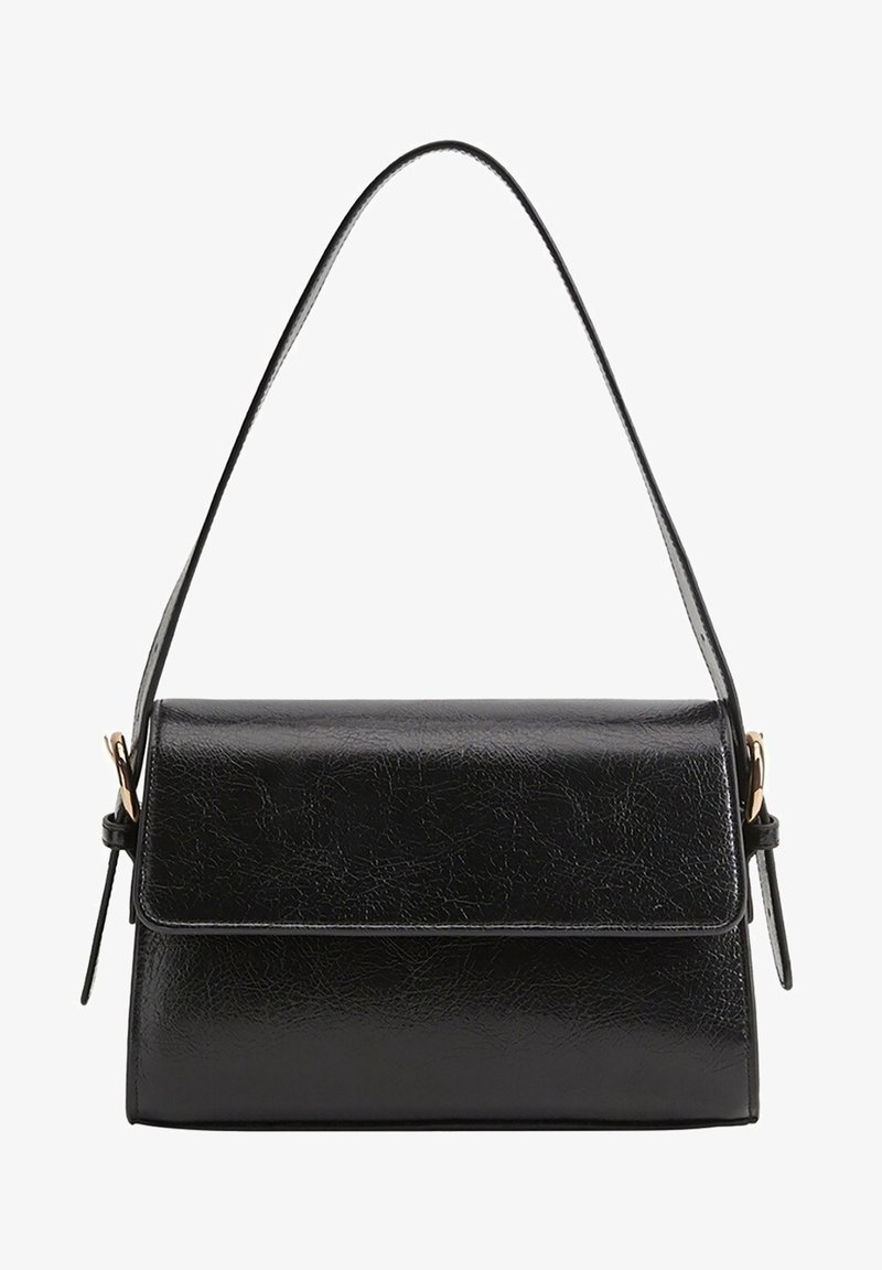 Musta käsilaukku, joka on valmistettu sileästä, teksturoidusta keinonahasta. Siinä on jämäkkä muoto, läppäkiinnitys ja yksi olkahihna. Kultaiset yksityiskohdat.
