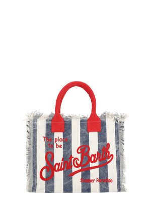 Borsa tote a righe blu e bianca con manici rossi e testo rosso: "The place to be Saint Barth Summer Paradise", bordi sfilacciati.