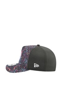 Casquette noire avec un motif éclaboussé coloré. Comprend une visière rigide et un logo brodé sur le côté. Le matériau semble synthétique avec des trous de ventilation.