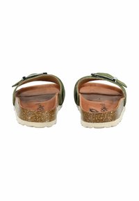 Sandalias de ante verde con una plantilla de corcho, dos correas ajustables y una suela plana de goma texturizada. Acabados en hebilla de metal.