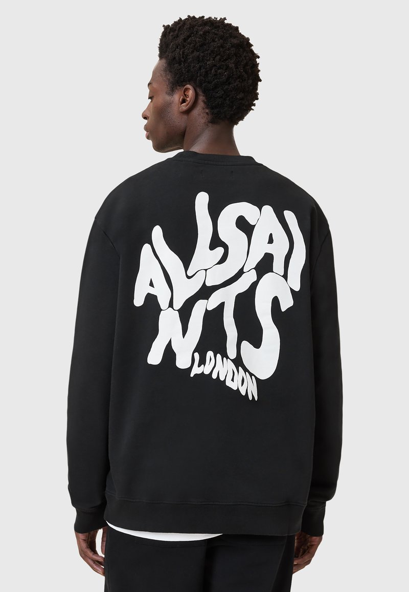 Schwarzer Kapuzenpullover mit einem großen weißen Grafikdesign auf der Rückseite, das verzerrt den Text "ALLSAINTS LONDON" zeigt. Der Stoff hat eine strukturierte Oberfläche.