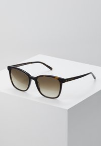 Ochelari de soare cu carapace de țestoasă, cu lentile maro cu gradient, formă rectangulară, cadru din plastic neted și detaliu cu logo auriu pe braț.