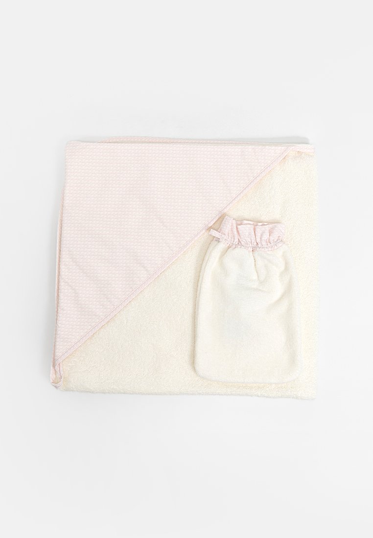Toalla de bebé de algodón en color crema y rosa suave, con un panel texturizado rosa y un pequeño bolsillo con capucha a juego para almacenamiento.