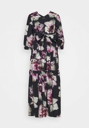 Robe maxi fleurie en tissu noir, ornée de grands motifs d'orchidées roses et vertes, avec un décolleté en V, des manches trois-quarts et une taille à nouer.