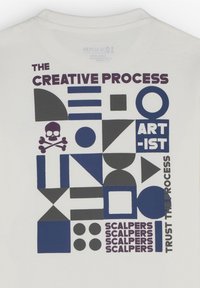 Witte t-shirt met een grafisch ontwerp van geometrische vormen en tekst in paars en marineblauw, inclusief een schedelsymbool en verschillende patronen.
