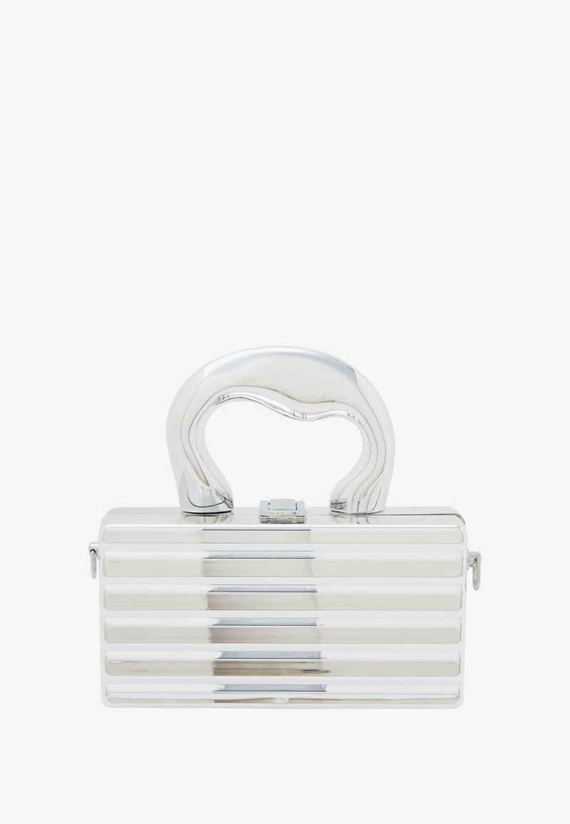 Fémes ezüst színű, téglalap alakú kézitáska, vízszintes barázdákkal, ívelt fogantyúval és elöl záródó kapoccsal.