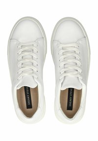 Sneakers bianchi in pelle con punta arrotondata, lacci piatti, design minimalista e texture liscia. L'interno presenta una soletta color beige con il marchio.