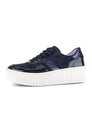 Baskets bleu marine avec une tige en cuir verni et en daim, présentant une épaisse semelle en caoutchouc blanc avec des rainures et des accents texturés à l'arrière.