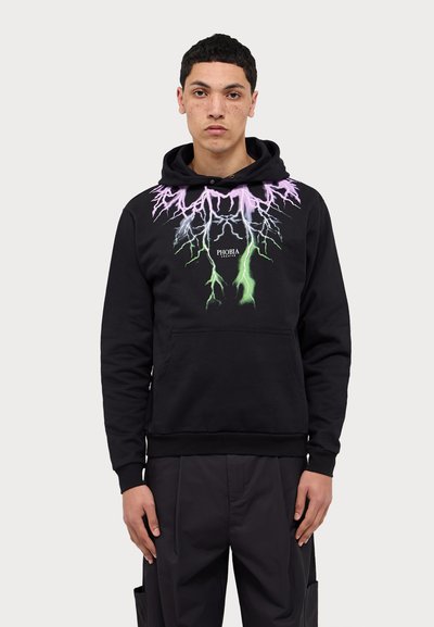 Felpa nera con cappuccio e tasca frontale, decorata con grafiche di fulmini colorati in rosa e verde. Realizzata in materiale morbido. Cappuccio regolabile.