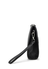 Borsa a tracolla in pelle nera con una finitura testurizzata, dotata di una lunga tracolla e chiusura in metallo. La forma si restringe verso il basso.