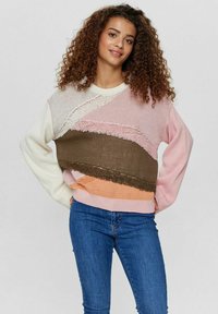 Šareno dukserica s teksturiranim, patchwork dizajnom s dijelovima u ružičastoj, bež, smeđoj i krem boji. Okrugli izrez i dugi rukavi.