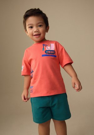 Next, REGULAR FIT - SHORT SLEEVE BACK PRINT T-SHIRT AND SHORTS SET  . - Jogginghose - coral pink digger