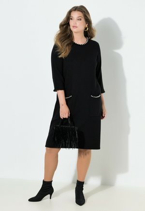 - Sukienka dzianinowa