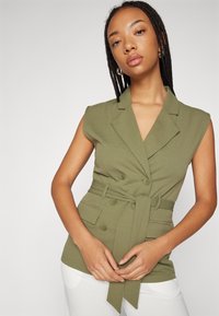 JDY JDYGIA LIFE BELT WAISTCOAT - Strukirani kaput - deep lichen green