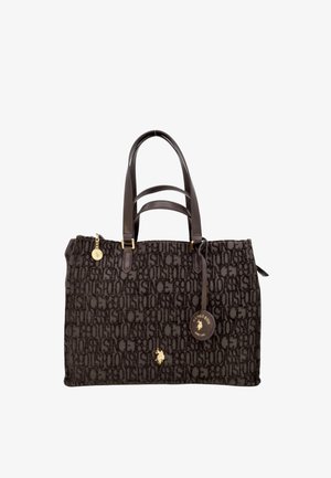Borsa a spalla in tessuto marrone con motivo logato in rilievo, doppi manici superiori, hardware dorato, etichetta circolare attaccata e forma strutturata.