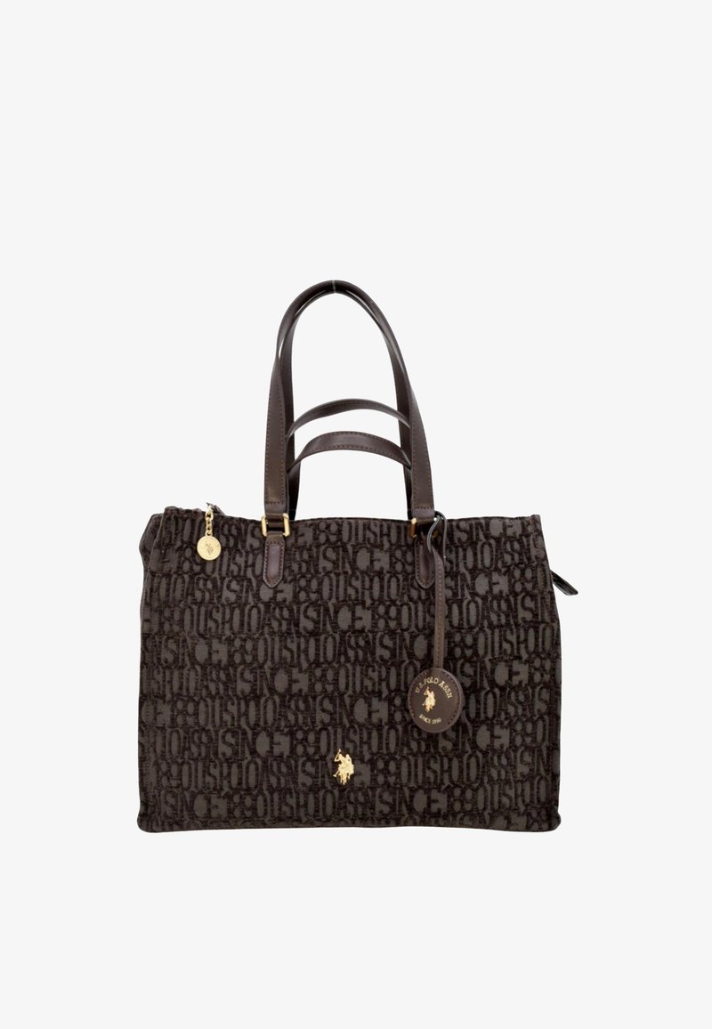 Borsa a spalla in tessuto marrone con motivo logato in rilievo, doppi manici superiori, hardware dorato, etichetta circolare attaccata e forma strutturata.