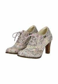 Scarpe con tacco alto e lacci, realizzate in un tessuto con motivo floreale dai colori chiari, con dettagli cuciti e un tacco in legno texturizzato.