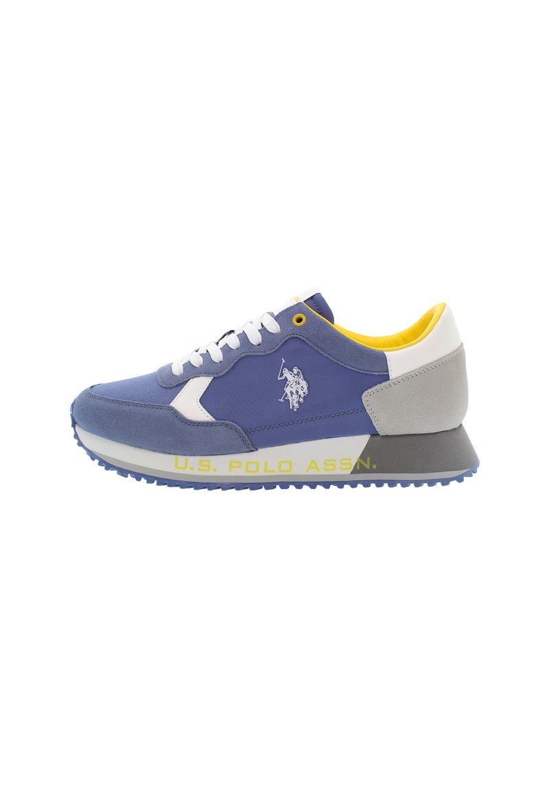 Zapato deportivo azul y gris con parte superior de ante texturizado y malla, cordones blancos, forro amarillo y marca impresa en la suela.