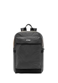 Zaino nero in nylon con tasca frontale con cerniera, doppie spalline e fondo testurizzato. Presenta un marchio minimalista bianco. Finitura liscia.