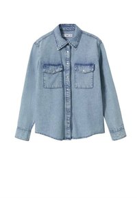 Chemise en denim bleu clair dotée d'un col pointu, de manches longues et de deux poches poitrine. Fermeture à boutons sur le devant avec un ourlet arrondi.
