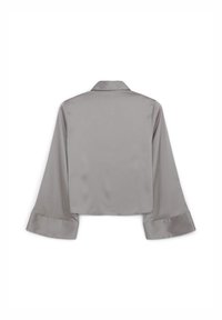 Camicia in satin grigia con colletto, maniche lunghe e polsini larghi. Tessuto morbido, design corto e senza chiusure o decorazioni visibili.