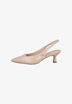 Zapato slingback de cuero beige con tacón bajo en forma de gatito, puntera puntiaguda, tacón curvado bajo y pequeño detalle redondo de logotipo metálico en el lateral.