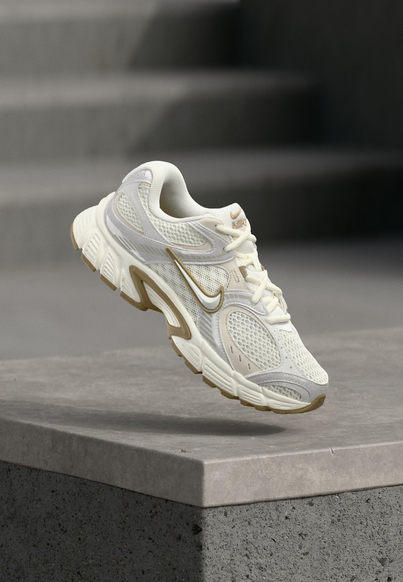 Nike V5 RNR sail/parachute beige/light orewood brown/light iron ore/off-white