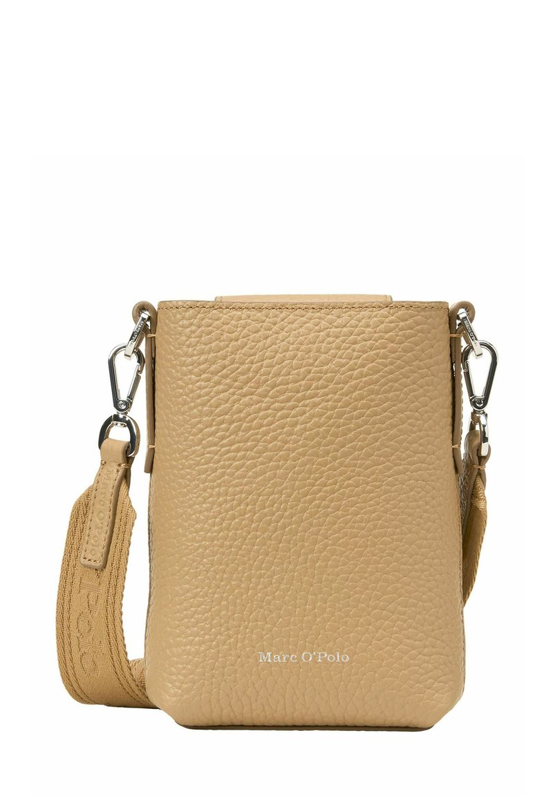 Sac en cuir texturé tan à bandoulière avec fermoirs en argent et sangle tressée ajustable, logo Marc O'Polo en petites lettres blanches au centre en bas.