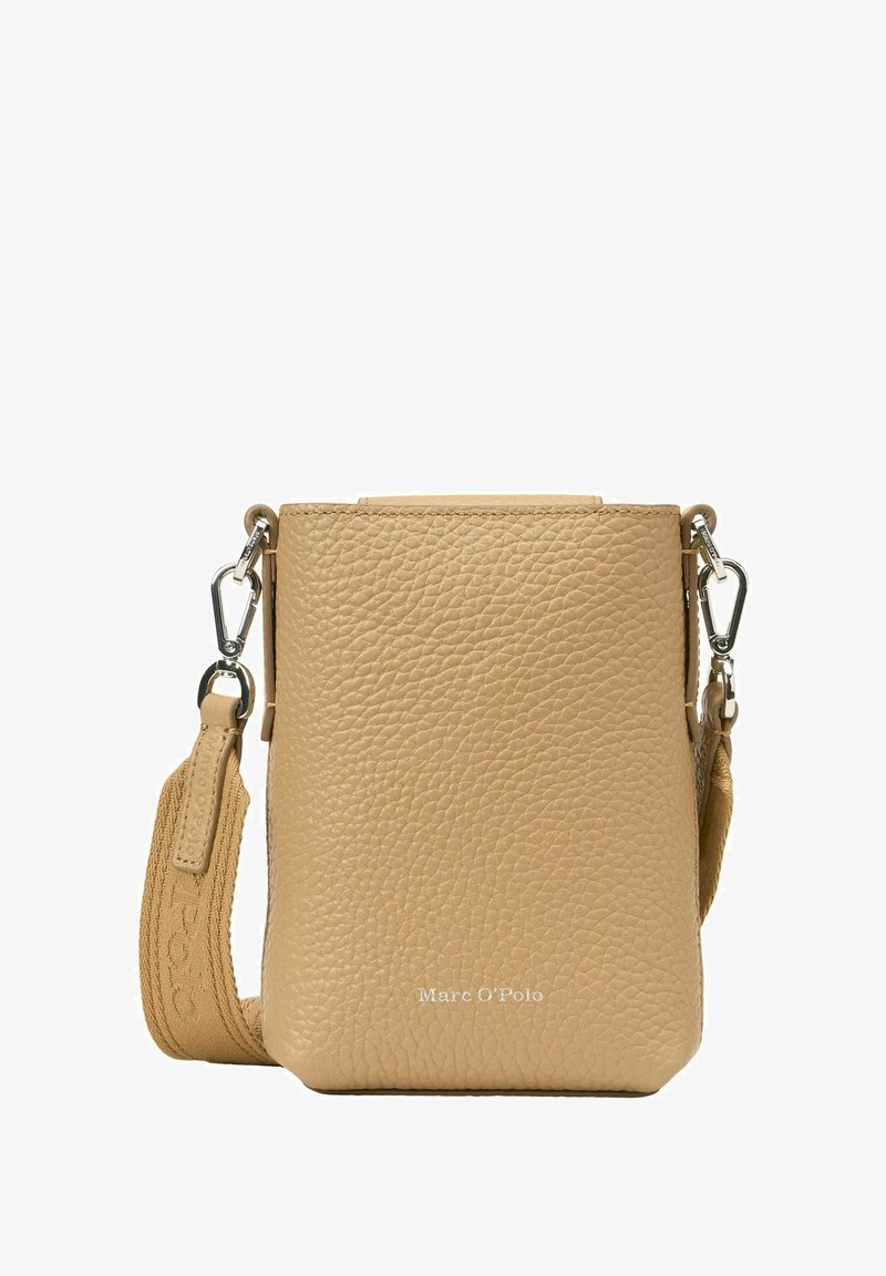 Sac en cuir texturé tan à bandoulière avec fermoirs en argent et sangle tressée ajustable, logo Marc O'Polo en petites lettres blanches au centre en bas.