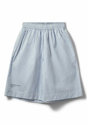 Hele sinised lühikesed püksid vertikaalsete valgete triipudega, elastse vöökohaga, kergest kangast ja väikese tekstiga detaili ääres.