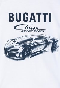 Weißes T-Shirt mit einer schwarzen Skizze eines Bugatti Chiron Super Sport, mit fetter Schrift darüber und darunter.