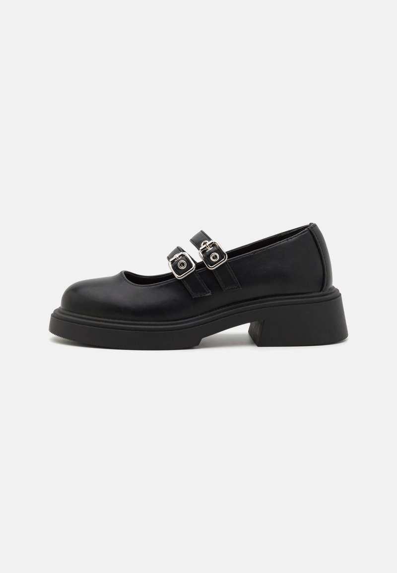 Sapatos de couro preto com bico arredondado, duas tiras com fivela prateada e um salto grosso. Textura suave com características de design mínimas.