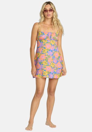 Blumenkleid in lila, rosa und gelb. Verfügt über dünne Träger, einen gerafften Ausschnitt und ein luftiges Design, hergestellt aus leichtem Stoff.