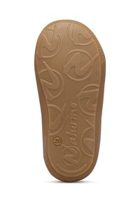 Suola di scarpa in gomma marrone con superficie testurizzata caratterizzata da un motivo a onde e logo del marchio in rilievo. Presenta bordi arrotondati e indicatore di taglia '20'.