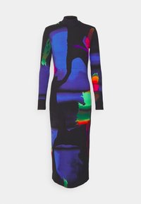 Longue robe noire à col roulé avec des motifs abstraits multicolores en bleu, vert, rouge et violet, et manches longues.