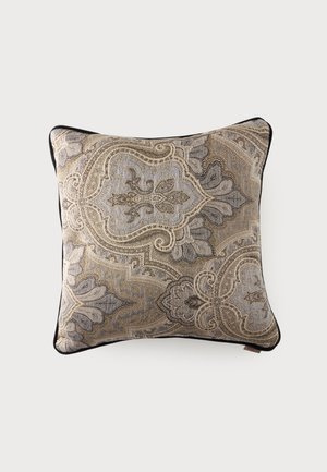 Cojín decorativo cuadrado con intrincados patrones de paisley en beige, gris y dorado, y ribetes negros en los bordes.