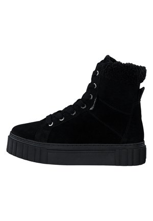 Schwarze Wildleder-High-Top-Sneaker verfügen über einen strukturierten, mit Fell gefütterten Kragen, runde Schnürsenkel und eine dicke Gummisohle mit strukturierten Akzenten.