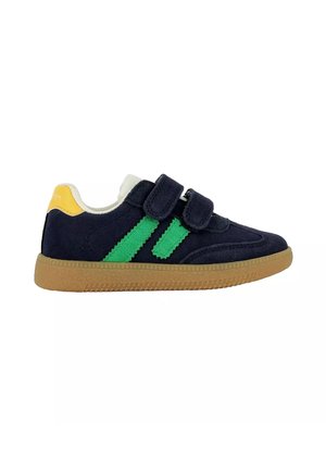 Baskets enfant bleu marine avec des rayures vertes, une semelle en caoutchouc marron, un patch jaune au talon et deux bandes noires en velcro pour la fermeture.