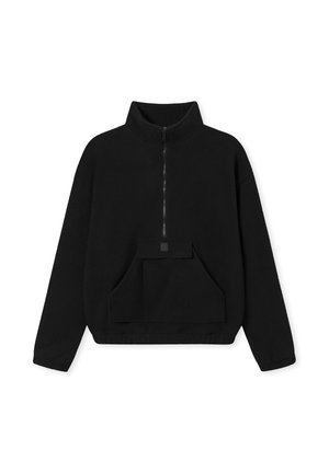 Musta fleece-pulloveri, jossa on korkea kaulus, puolivälin vetoketju edessä ja iso etutasku. Ominaisuuksina pehmeä rakenne ja rento istuvuus.