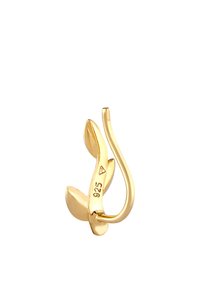 Pendiente chapado en oro con un diseño curvado y dos acentos en forma de hoja; marcado con "925" para indicar su contenido de plata de ley.
