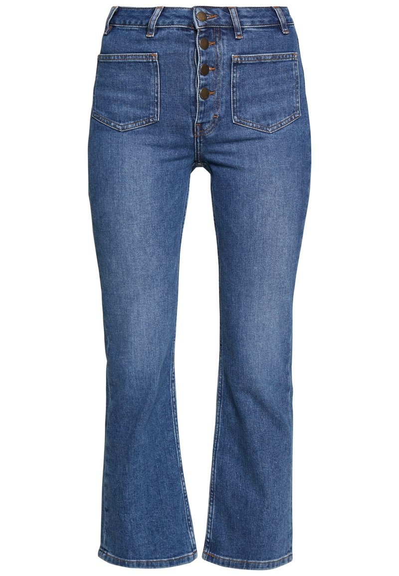 Jeans de mezclilla de tiro alto en azul medio, con cierre de botones, dos bolsillos frontales y un diseño de pierna acampanada. Textura suave, estilo clásico.