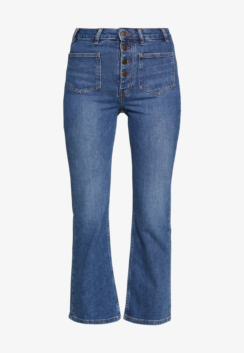 Jeans de mezclilla de tiro alto en azul medio, con cierre de botones, dos bolsillos frontales y un diseño de pierna acampanada. Textura suave, estilo clásico.